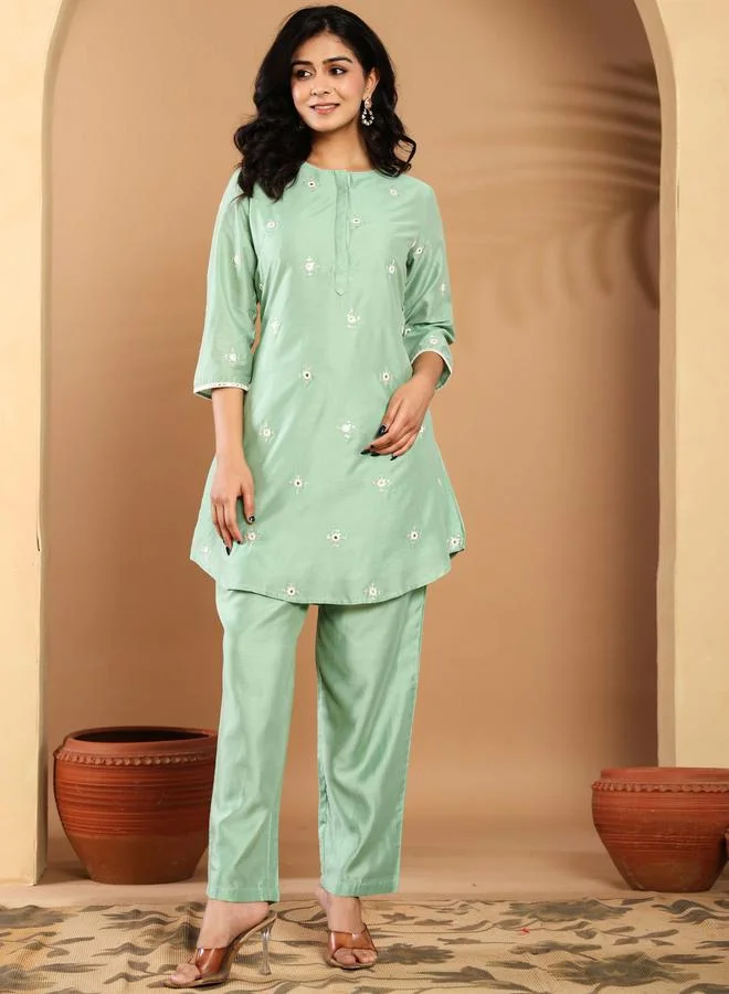 ملائم طقم تونيك وبنطلون نسائي مطرز باللون الأخضر الباستيل